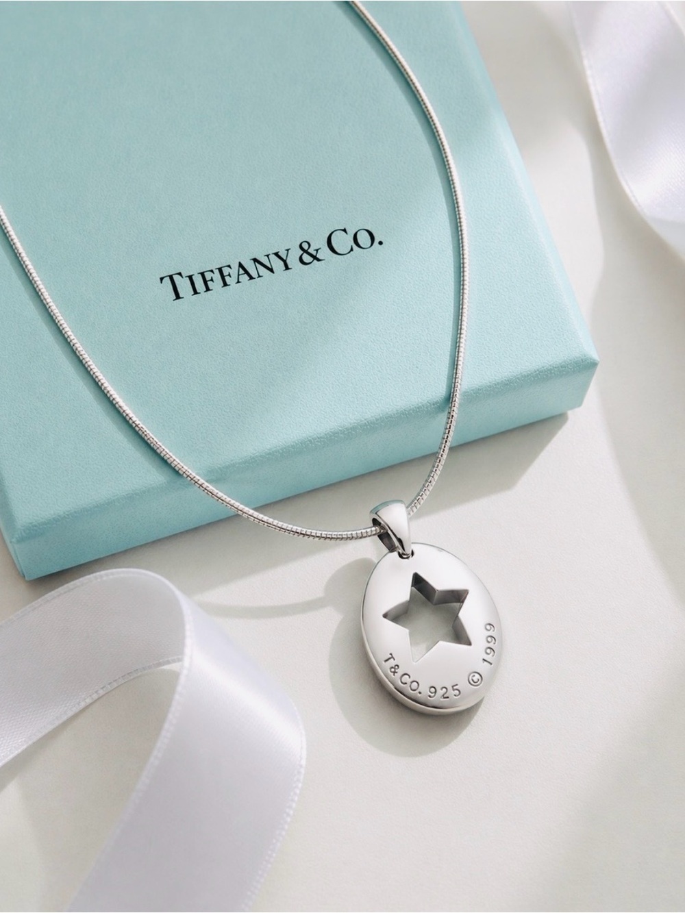 1999 Tiffany & Co. Sterling Silver Star Cutout Pendant Necklace Vintage 16”
